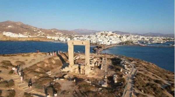 Νάξος: Τοποθετήθηκε περίφραξη ελαφρού τύπου στην Πορτάρα – Μήνυση κατά αγνώστων από το ΥΠΠΟ