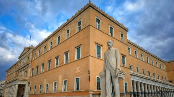 Η δημοκρατία υποχωρεί παγκοσμίως – Ανησυχητικά ευρήματα και για την Ελλάδα