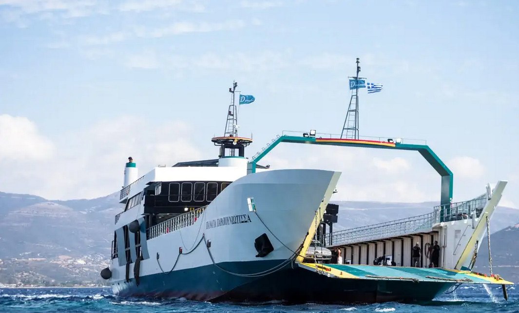 Νέα Στύρα: Ξεκίνησαν οι διαδικασίες αποκόλλησης του φέριμποτ – Μηνύσεις ετοιμάζουν οι επιβάτες