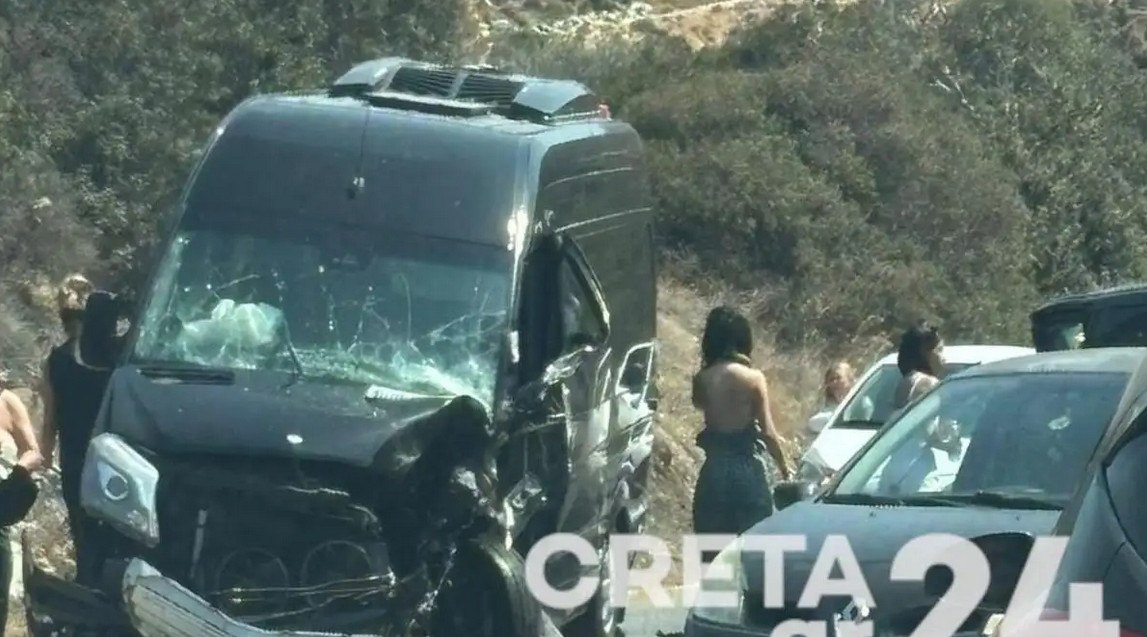 Ηράκλειο: Σφοδρή σύγκρουση μεταξύ δύο μίνι βαν – Κυκλοφοριακή συμφόρηση στον ΒΟΑΚ