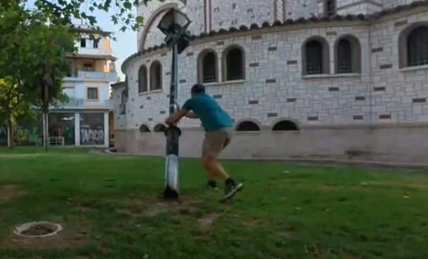 Ο Ευτύχης Μπλέτσας έριξε κολόνα στη Θεσσαλονίκη και «έφαγε» τούμπα – Το επικό βίντεο και η συγγνώμη του παρουσιαστή