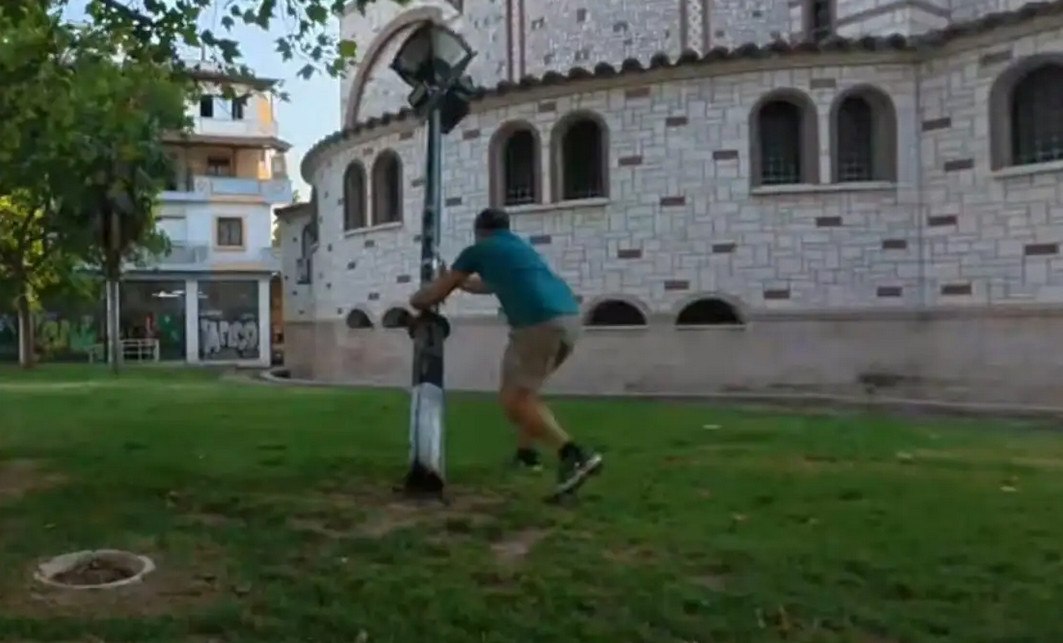 Ο Ευτύχης Μπλέτσας έριξε κολόνα στη Θεσσαλονίκη και «έφαγε» τούμπα – Το επικό βίντεο και η συγγνώμη του παρουσιαστή