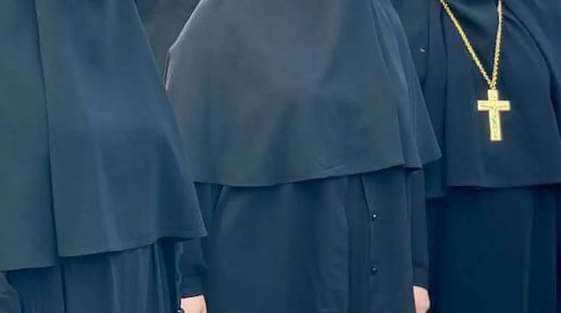 Αφαίρεσαν το δίπλωμα από καλόγρια - Οδηγούσε και μιλούσε στο κινητό