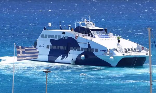 Η μάχη του «Superjet» με τους ανέμους στα Κουφονήσια – Δαμάζοντας τα κύματα (Βίντεο)