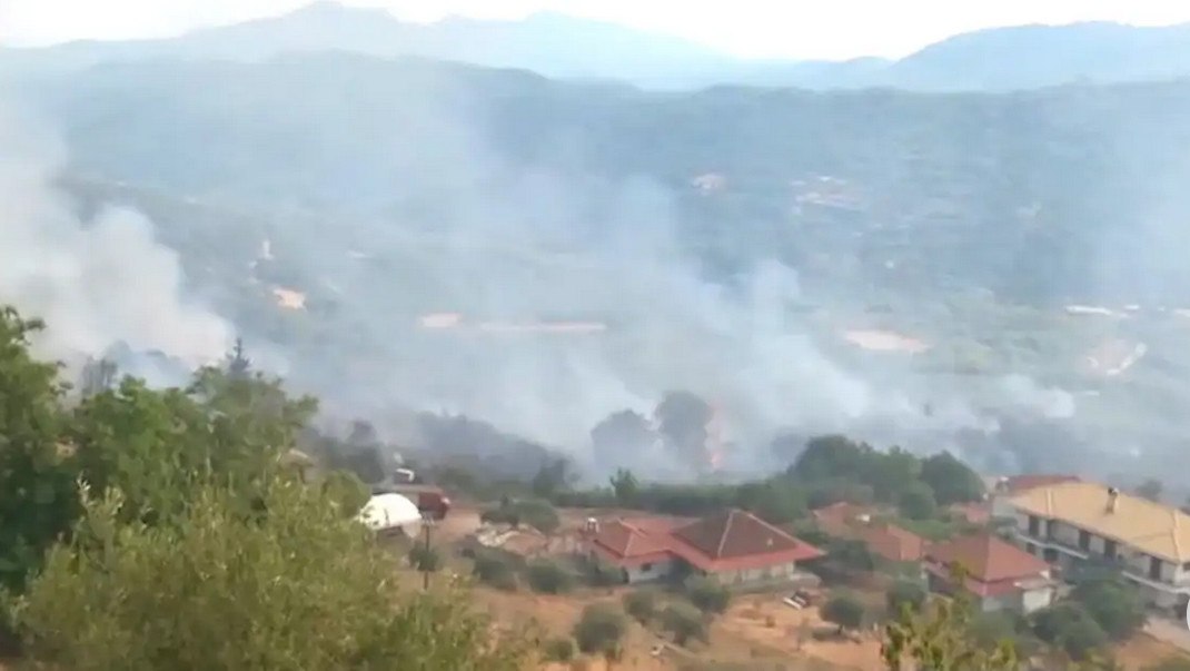 Πυρκαγιά στην Πρέβεζα: Μεγάλη «μάχη» της πυροσβεστικής με τις φλόγες στην περιοχή Βρυσούλα – Κάηκαν σπίτια
