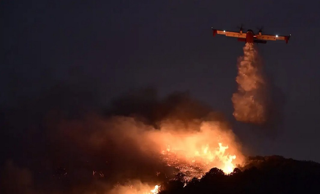 Οι ρίψεις νερού από Canadair μετά τη δύση του ήλιου – Βίντεο που συγκλονίζει από την πυρκαγιά στην Κερατέα
