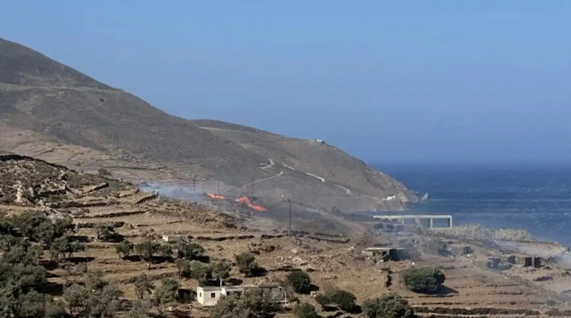 Πυρκαγιά στην Τήνο: Διακοπές ρεύματος στο νησί - Πνέουν ισχυροί άνεμοι, επιχειρούν 2 ελικόπτερα