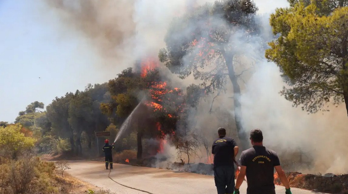 Πυρκαγιά στη Νεάπολη Αγρινίου: Μεγάλη κινητοποίηση της πυροσβεστικής