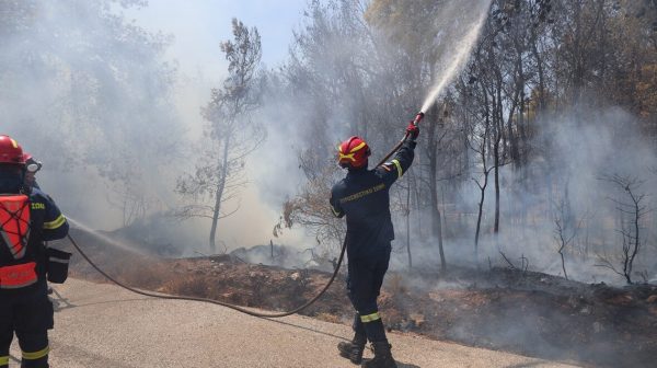 Μεγάλη πυρκαγιά στην Καλλιτεχνούπολη, κοντά στο Νέο Βουτζά – Ήχησε 112