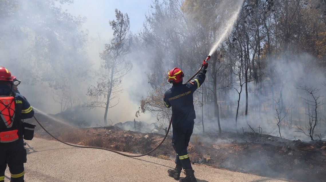 Μεγάλη πυρκαγιά στην Καλλιτεχνούπολη, κοντά στο Νέο Βουτζά – Ήχησε 112
