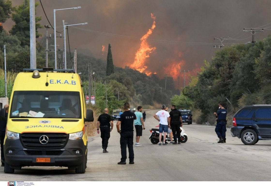 Πάτρα: «Μάχη» για να μη φτάσει η πυρκαγιά στη ΒΙΠΕ - Ένας ελαφρά εγκαυματίας