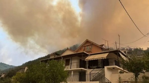 Μαίνεται η πυρκαγιά στην Άρτα: Νέες εντολές εκκένωσης οικισμών από το 112