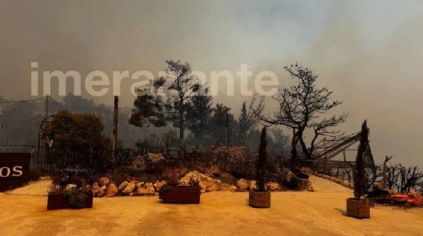 Ζάκυνθος: Συνεχίζεται η μάχη με τις φλόγες σε τρία μέτωπα