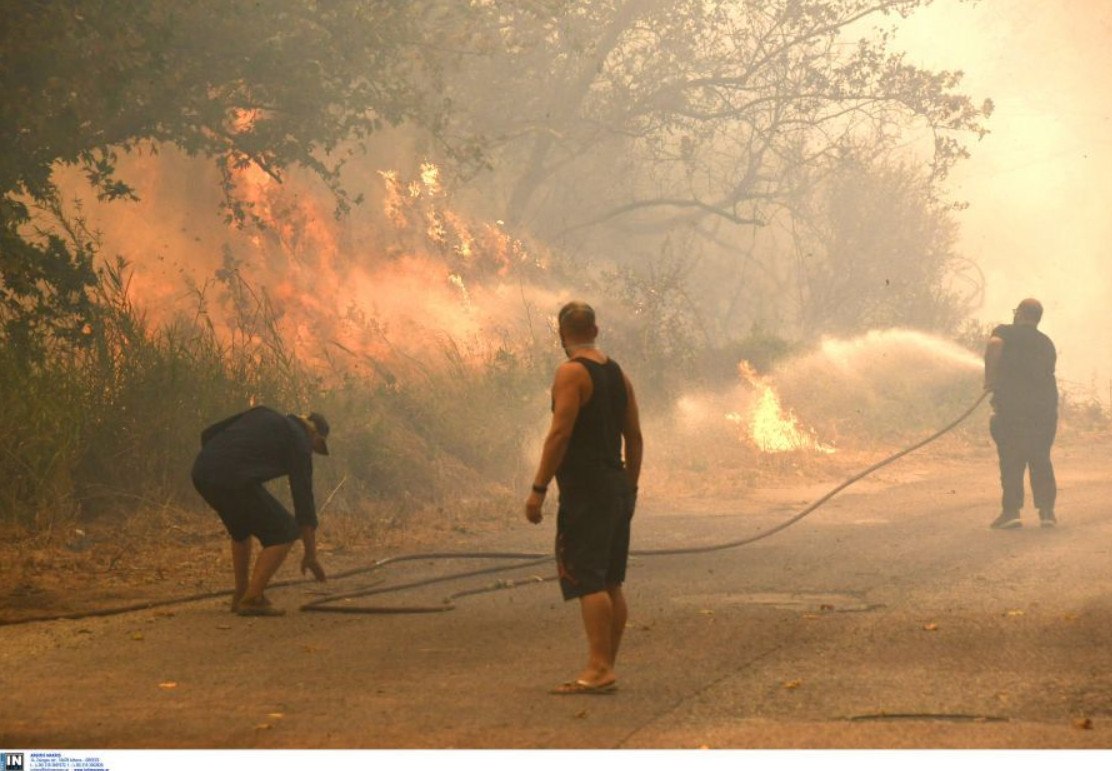 Ανεξέλεγκτη η πυρκαγιά στην Πάτρα: Μήνυμα από το 112 για εκκένωση ακόμη 4 περιοχών - «Απομακρυνθείτε προς το κέντρο»