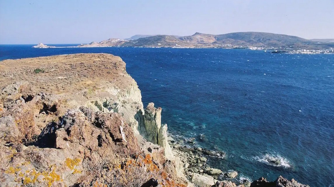 Μήλος: 17 υπάλληλοι της υπηρεσίας καθαριότητας συνελήφθησαν για περιβαλλοντική ρύπανση