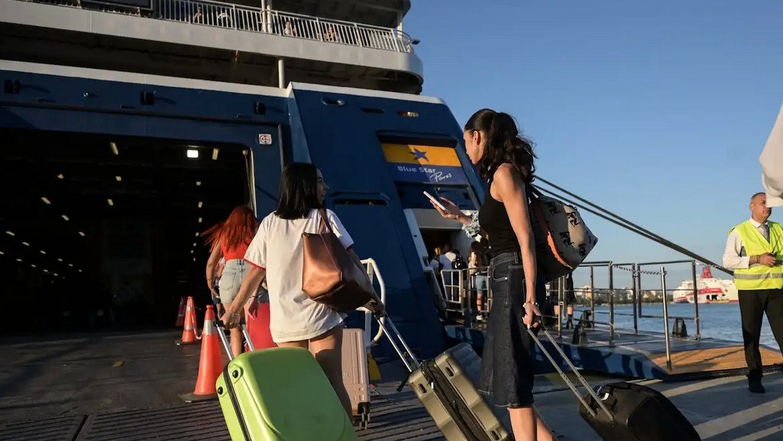 Αναχωρούν και οι τελευταίοι εκδρομείς του τριημέρου του Δεκαπενταύγουστου – 94 δρομολόγια από Πειραιά, Ραφήνα, Λαύριο