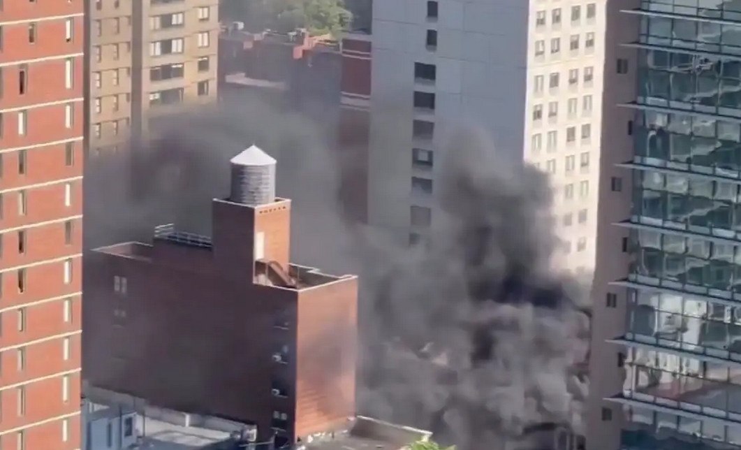 Έκρηξη στο Μανχάταν: Μαύρος καπνός σκέπασε τον ουρανό της Νέας Υόρκης