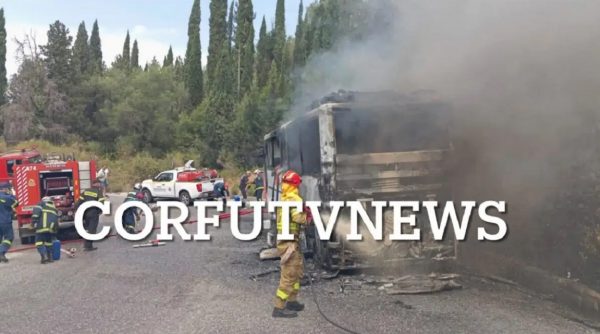 Φωτιά σε τουριστικό λεωφορείο στην Κέρκυρα - Σώοι όλοι οι επιβαίνοντες