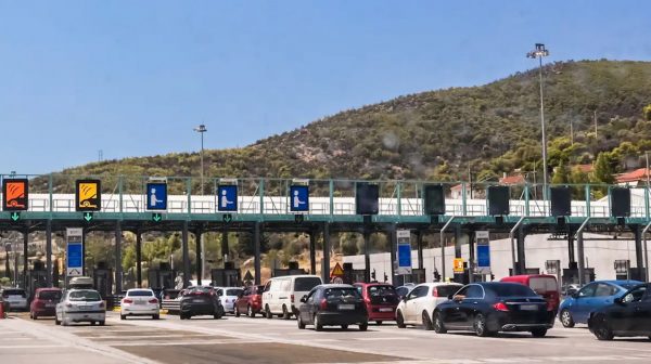 Επιστρέφουν σταδιακά οι αδειούχοι του Αυγούστου: Κίνηση στα Μέγαρα και στα διόδια Ελευσίνας στο ρεύμα προς Αθήνα