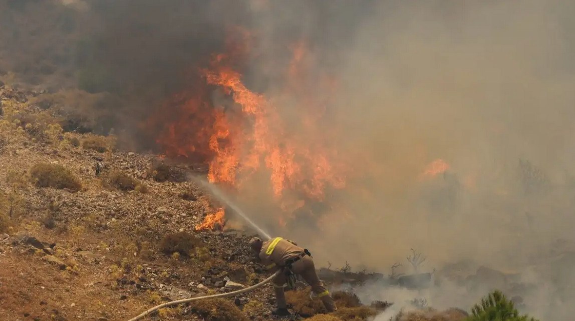 Πυρκαγιά στα Γιάννενα στην περιοχή Βοβούσα – Επιχειρούν και εναέρια μέσα