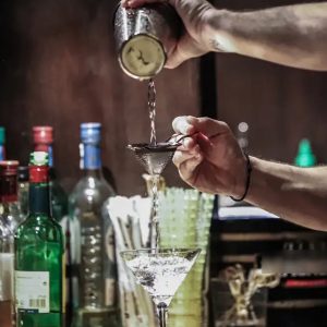 Συνελήφθησαν υπεύθυνος καταστήματος στη Ρόδο και καθηγήτρια για αλκοόλ σε ανήλικους