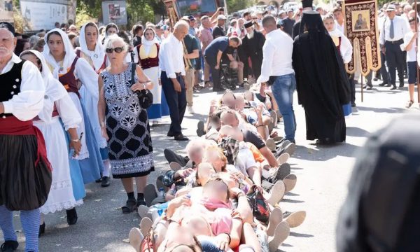 Κεφαλονιά: Δεκάδες πιστοί στο έδαφος για να περάσει από πάνω τους το σκήνωμα του Αγίου Γερασίμου