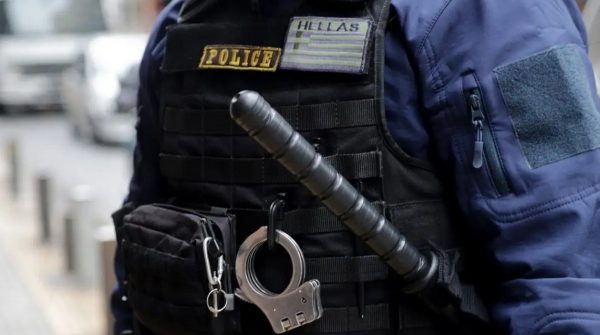 Μεγάλη επιχείρηση του ελληνικού FBI σε νησιά για ναρκωτικά και εκβιασμούς – Τρεις συλλήψεις στην Κεφαλονιά