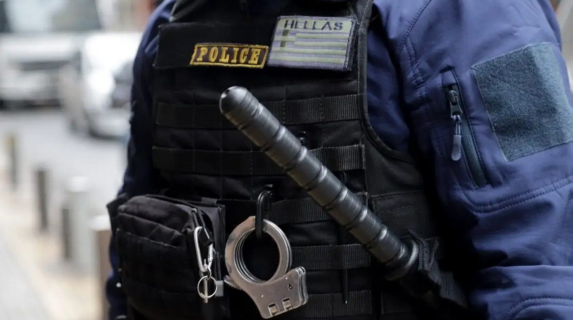 Μεγάλη επιχείρηση του ελληνικού FBI σε νησιά για ναρκωτικά και εκβιασμούς – Τρεις συλλήψεις στην Κεφαλονιά