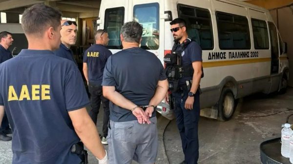 Παλλήνη: Συνέλαβαν μόνιμο υπάλληλο του δήμου για τέσσερις εμπρησμούς