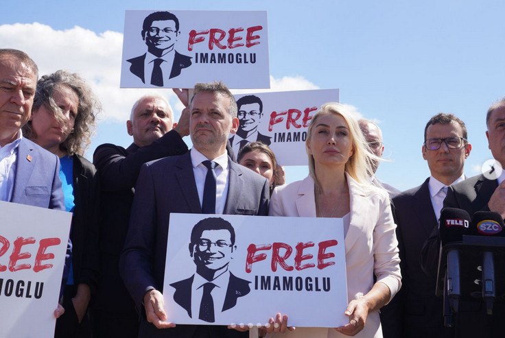 Ιμάμογλου: «Φρένο» από τις τουρκικές αρχές στην επίσκεψη του Χάρη Δούκα και άλλων Ευρωπαίων δημάρχων στη φυλακή