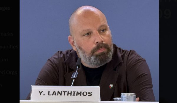 Ο Γιώργος Λάνθιμος εμφανίστηκε με καρφίτσα με σημαία της Παλαιστίνης στο Φεστιβάλ της Βενετίας