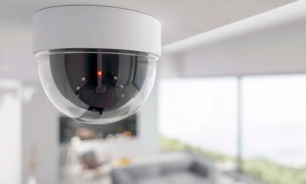 Πατέρας βρέφους ο 43χρονος που παρακολουθούσε τις συναδέλφους σε γυναικείες τουαλέτες με κρυφή κάμερα