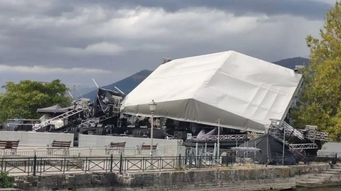 Γιάννενα: Οι θυελλώδεις άνεμοι ξήλωσαν σκηνή την ώρα που την έστηναν οι τεχνικοί – Ματαιώθηκε η συναυλία