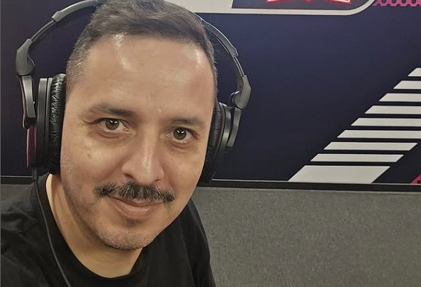 Ξεσπά ο Αλέξανδρος Τσουβέλας: «Το να ανεβάζεις όλη την παράσταση στο Tik Tok και να τη βλέπουν δωρεάν είναι κατάπτυστο»