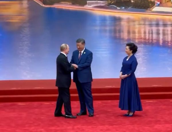 Θερμή χειραψία Βλαντιμίρ Πούτιν και Σι Τζινπίνγκ στη σύνοδο της Σαγκάης 