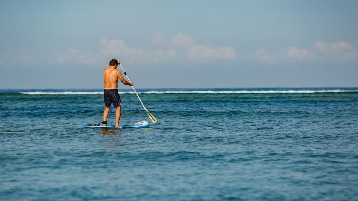 Κωπηλάτης σανίδας παρασύρθηκε από ισχυρούς ανέμους στην Εύβοια