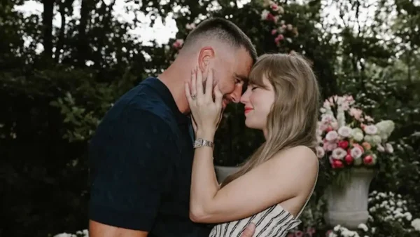 Η Τέιλορ Σουίφτ αρραβωνιάστηκε τον Τράβις Κέλι – «Η δασκάλα των Αγγλικών σας και ο γυμναστής σας παντρεύονται»