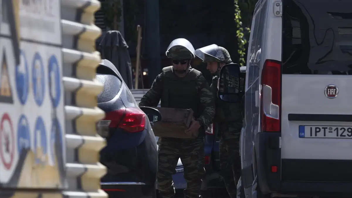 Καισαριανή: Εντοπίστηκαν όπλα και πυρομαχικά σε κάδο απορριμάτων