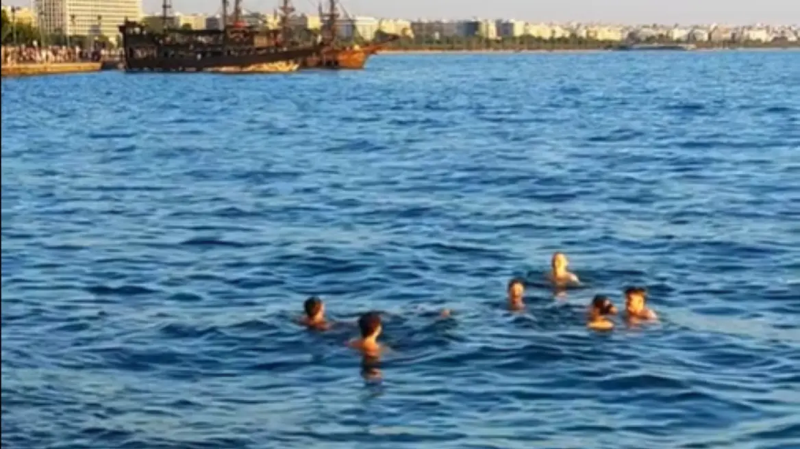 Θεσσαλονίκη: Παρέα νεαρών βούτηξε στον Θερμαϊκό και άφησε άφωνους τους περαστικούς, δείτε βίντεο