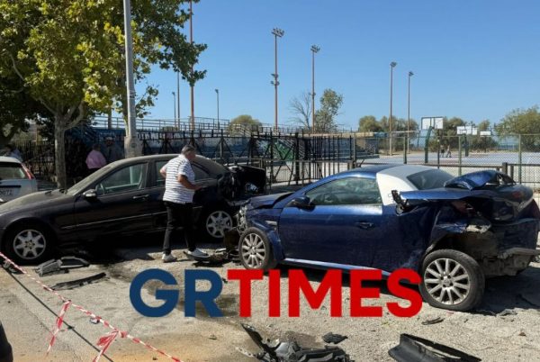 Θεσσαλονίκη: ΙΧ καρφώθηκε σε σταθμευμένα οχήματα - Συνελήφθη 31χρονος για επικίνδυνη οδήγηση