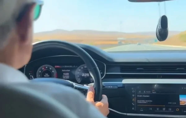 Ο υπουργός Μεταφορών της Τουρκίας ανέβασε βίντεο να οδηγεί με 225 χλμ/ώρα – Του επιβλήθηκε πρόστιμο, ζήτησε δημόσια συγγνώμη