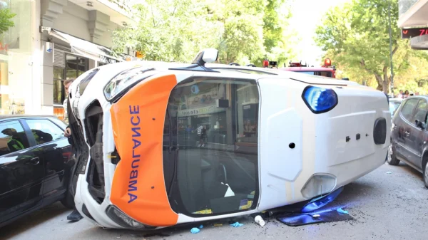 Βίντεο: Δείτε πώς έγινε το δυστύχημα με το ασθενοφόρο στο Γουδί - Το εμβόλισε βαν που παραβίασε STOP