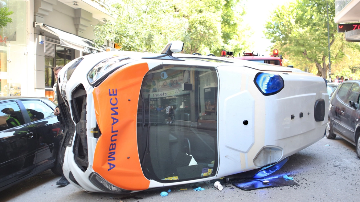 Βίντεο: Δείτε πώς έγινε το δυστύχημα με το ασθενοφόρο στο Γουδί - Το εμβόλισε βαν που παραβίασε STOP