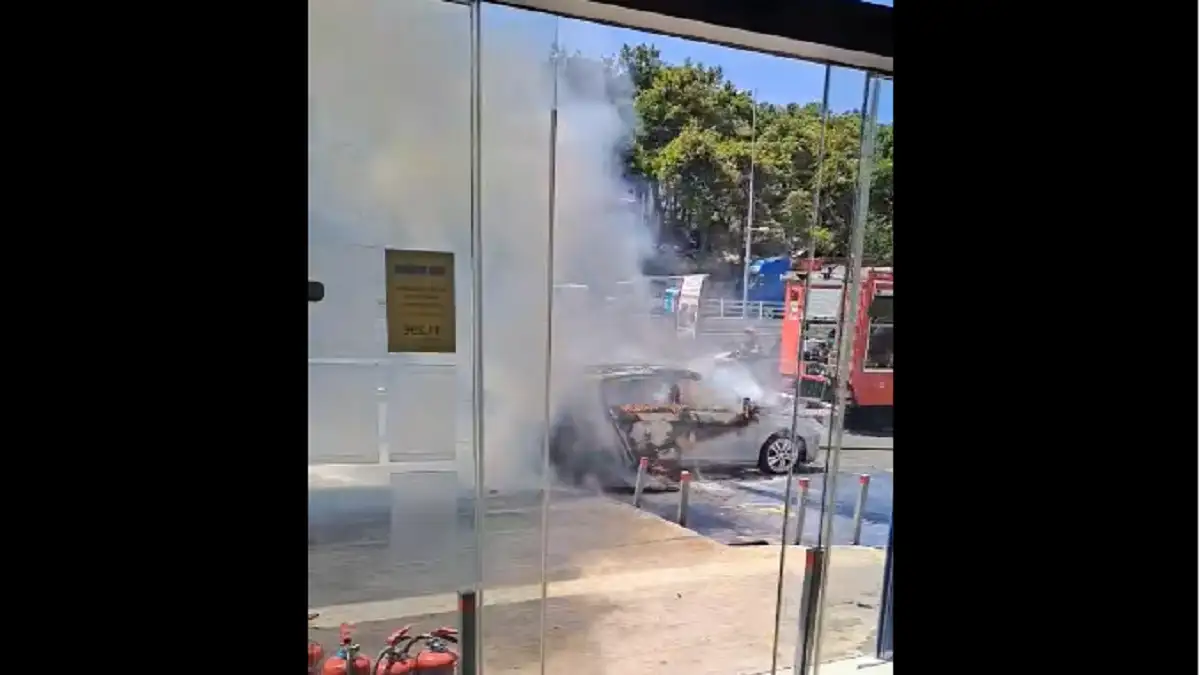 Ρέθυμνο: Βίντεο ντοκουμέντο από τη στιγμή που αυτοκίνητο τυλίγεται στις φλόγες στον κόμβο Ατσιποπούλου