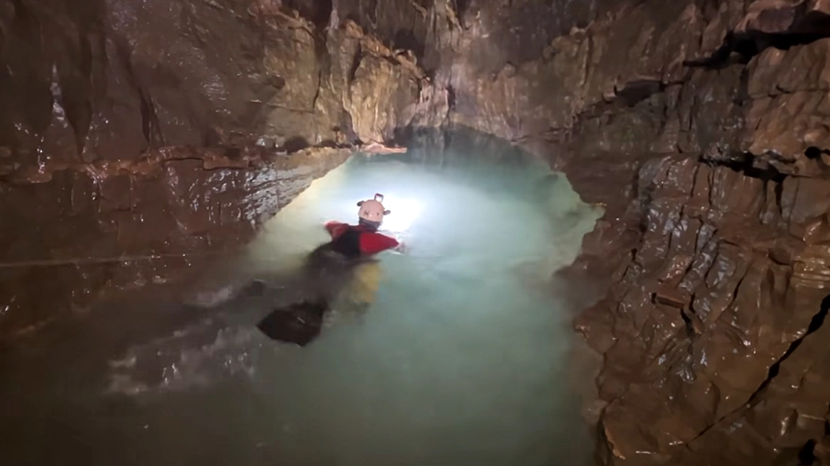 Χανιά: Κατάδυση στο βαθύτερο σπήλαιο της Ελλάδας – Βουτιά στα 1.100 μέτρα στον Γουργούθακα, δείτε βίντεο