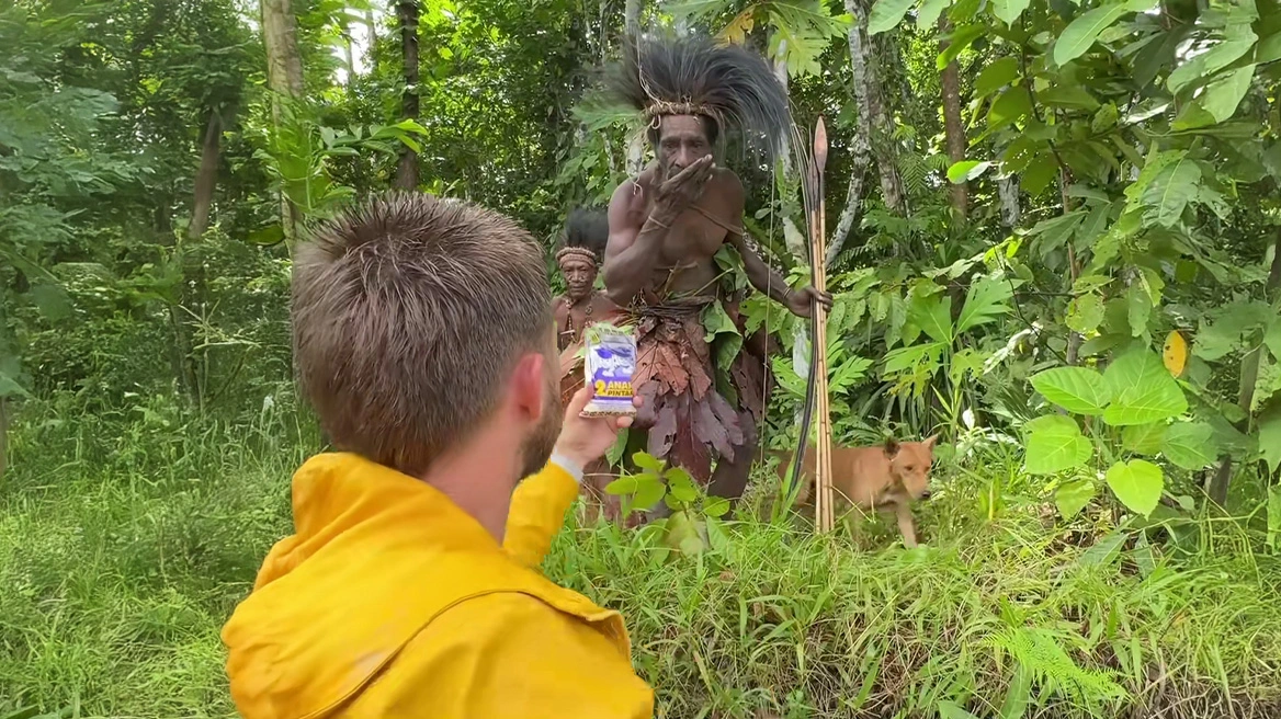 Influencer ήρθε σε επαφή με απομονωμένη φυλή στην Παπούα και προκάλεσε σάλο - Τον επικρίνουν γιατί τους είπε «κανίβαλους» (βίντεο)
