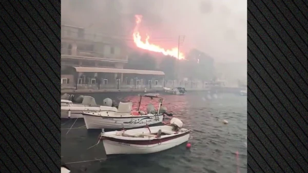 Μαίνεται η φωτιά στη Χίο: Απεγκλωβίζουν πολίτες από παραλίες - 11 εκκενώσεις οικισμών, δείτε βίντεο