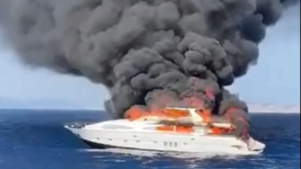 Στις φλόγες παραδόθηκε και βυθίστηκε γιοτ ανοιχτά της Ίμπιζα – Σώοι όλοι οι επιβαίνοντες, δείτε βίντεο