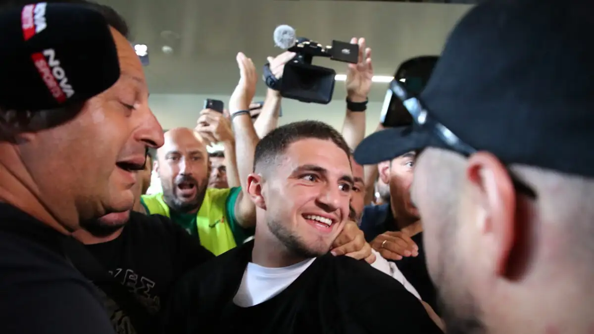 Χρήστος Ζαφείρης: Χαμός στο αεροδρόμιο «Μακεδονία» – Εκατοντάδες οπαδοί του ΠΑΟΚ στην υποδοχή του Έλληνα ποδοσφαιριστή