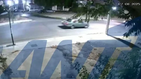 Η στιγμή που αυτοκίνητο παρέσυρε μηχανή και εξαφανίστηκε - Παραμένει ασύλληπτος ο ασυνείδητος οδηγός